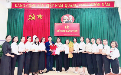 LỄ KẾT NẠP ĐẢNG VIÊN MỚI