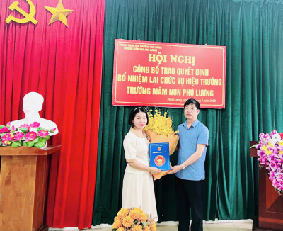 Trao quyết định bổ nhiệm Hiệu trưởng trường Mầm non Phú Lương