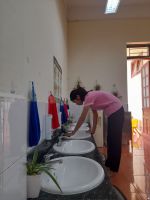 Hình ảnh cô giáo tổng vệ sinh khu vực rửa tay