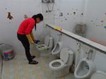 Hình ảnh rửa nhà vệ sinh cho trẻ