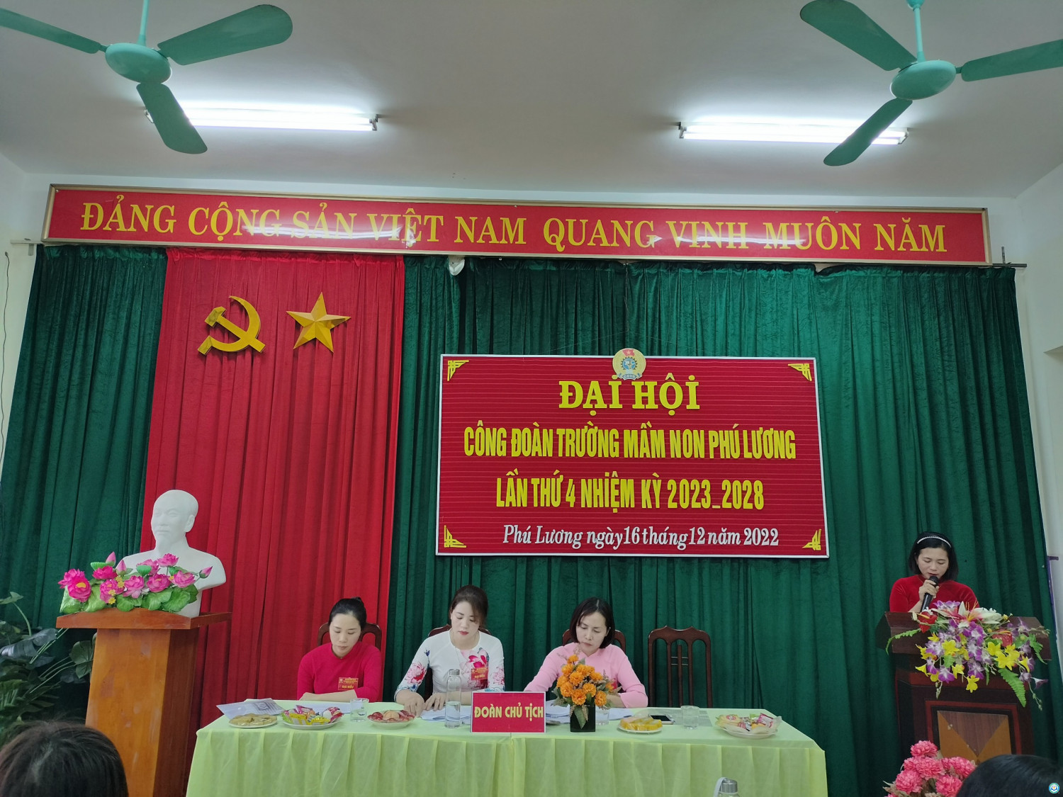Đồng chí Dương Thị Thảo Phó chủ tịch Công đoàn khoá 3 lên phát biểu