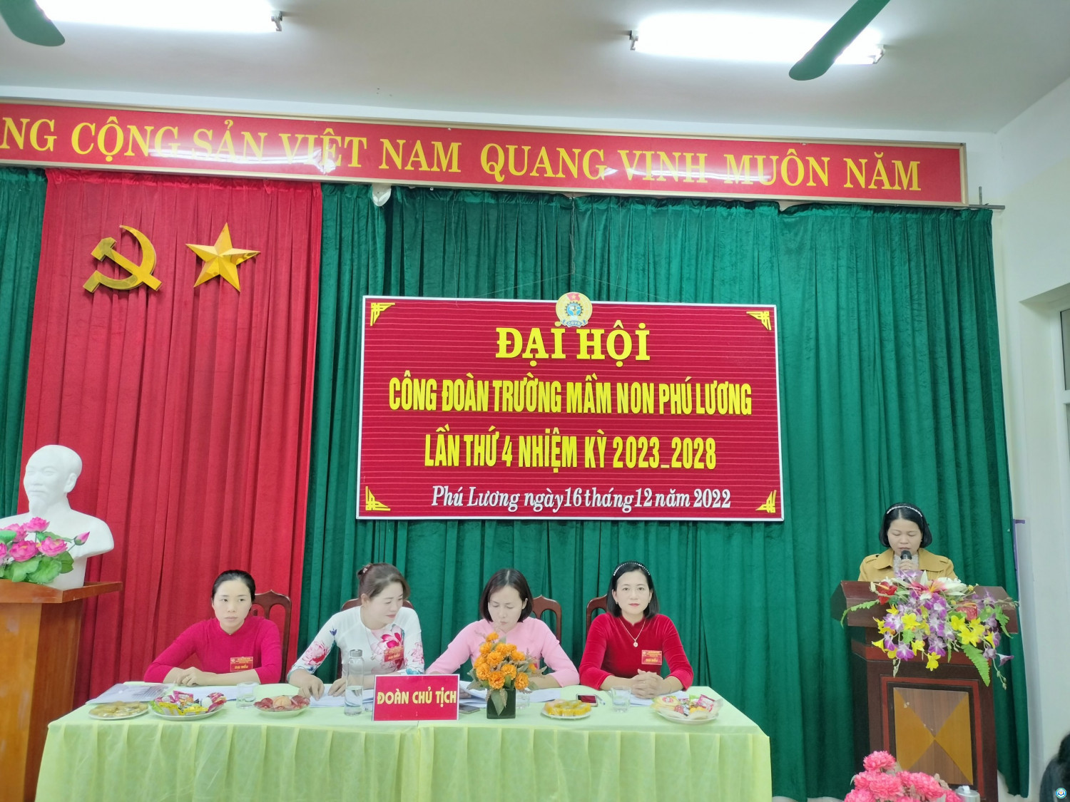 Đồng chí Hiệu trưởng Nguyễn Thị Cúc lên phát biểu