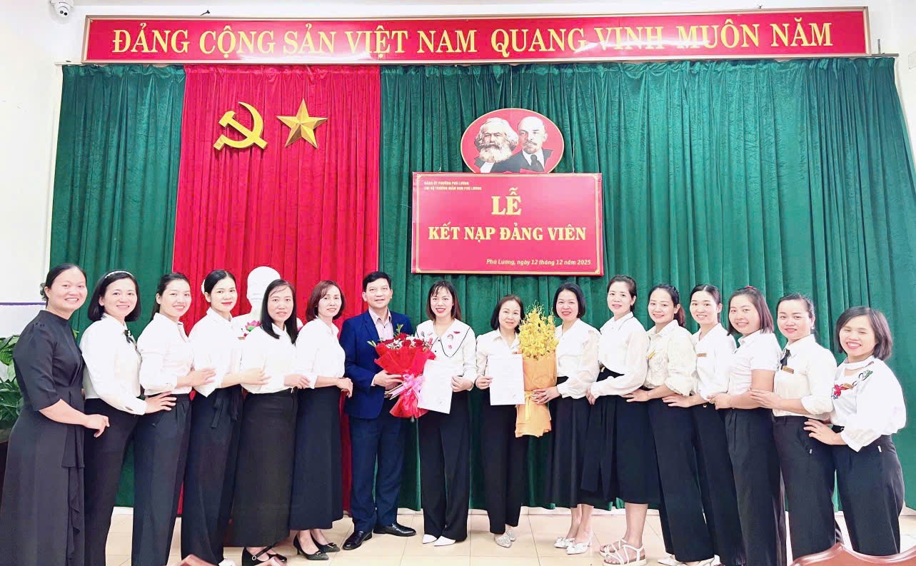 LỄ KẾT NẠP ĐẢNG VIÊN MỚI