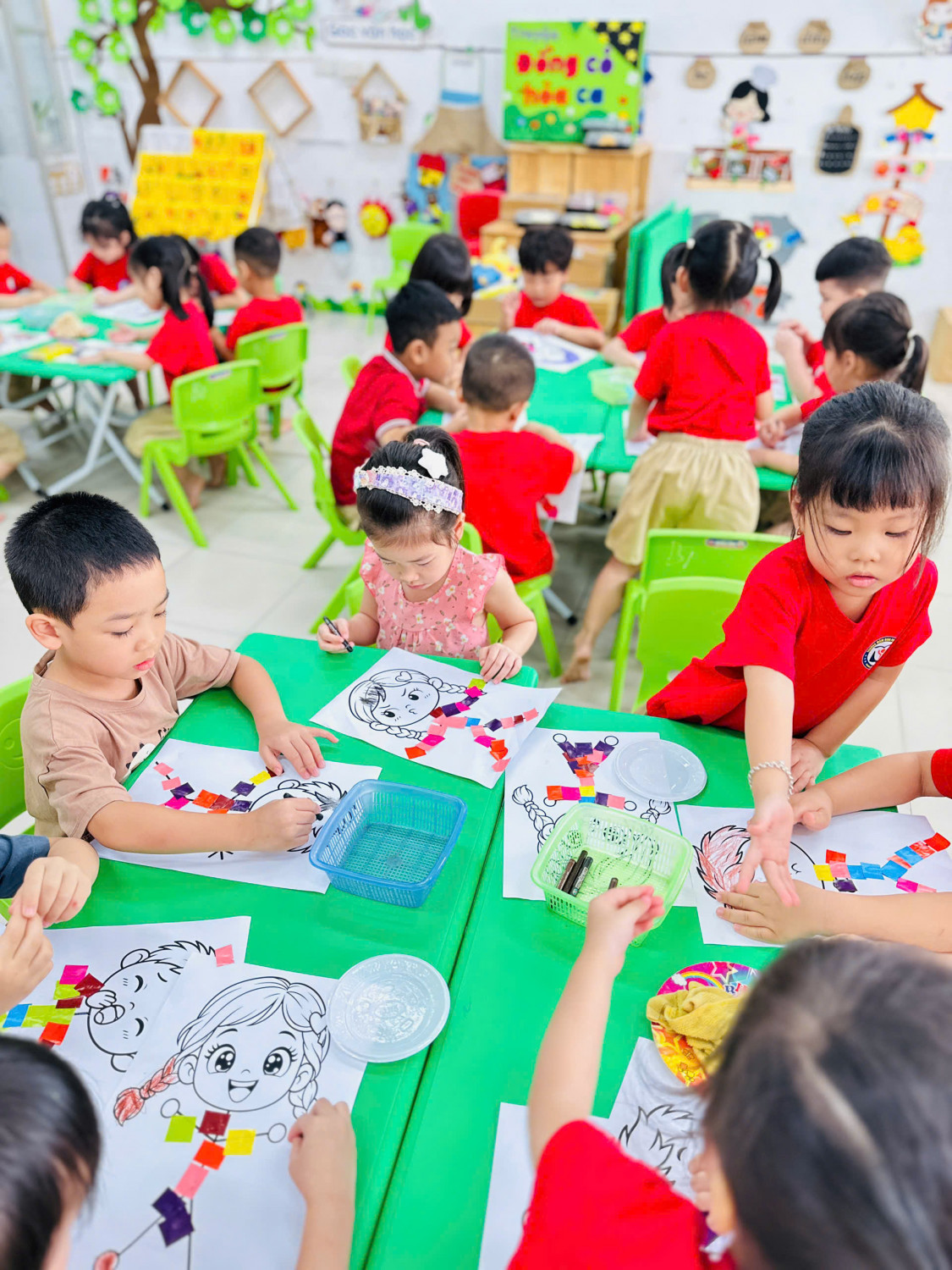 Hoạt động Tạo Hình " Dán trang phục từ giấy màu' - MGN B1 - PH1